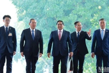 越南政府总理范明正欢迎中国国务院总理李强。