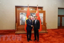 越南公安部部长苏林大将和中共中央政治局委员、中央政法委员会书记陈文清。