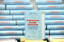 已故总书记阮富仲撰写有关”竹式外交“的书籍。（图片来源：越通社）