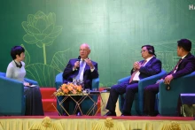 政府总理范明正和世界经济论坛主席克劳斯·施瓦布与越南大学生交流。