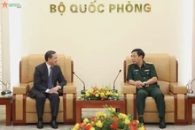 越南国防部部长潘文江大将会见老挝驻越南大使森菲特•洪邦光。（图片来源：越南人民军代报）
