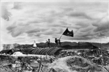 1954年5月7日，奠边府战役胜利结束，敌军全部被摧毁，越南人民军的“决战决胜”旗帜在德卡斯特里地堡的屋顶上迎风飘扬。（图片来源：越通社）