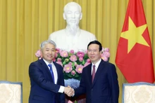 越南国家主席武文赏会见蒙古国家安全委员会秘书扎丹巴·恩赫巴亚尔。