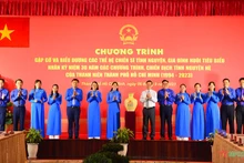 国家主席武文赏和与会代表合影。（图片来源：越南人民军队报）