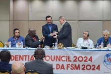 越南劳动总联合会主席、世界工会联合会主席团理事会副主席阮廷康向世界工会联合会领导赠送礼物。（图片来源：越通社）