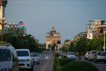 老挝首都万象的一条街道。（图片来源：越通社）
