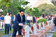 越南政府总理范明正上香缅怀奠边府英雄烈士。