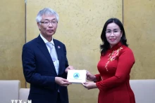 岘港市人民委员会副主席阮氏英诗会见了日本堺市副市长本谷一宏。（图片来源：越通社）