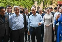 联合国秘书长安东尼奥·古特雷斯同越南国家主席阮春福参观玉山祠遗迹区。（维玲 摄）