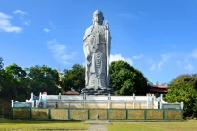 永明寺院内有一座12米高的露天观世音菩萨像。