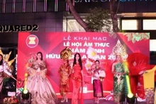 东盟各民族服装表演。