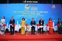 岘港国际旅游博览会开幕剪彩仪式。（图片来源：越通社）