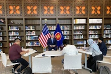 美国负责东亚和太平洋事务的助理国务卿丹尼尔·克里滕布林克会见记者。