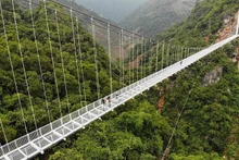 越南山罗省木州县芒廊乡白龙人行玻璃桥。