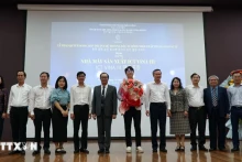 各位代表和Dentium有限公司领导合影。（图片来源：越通社）