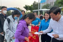 平阳省领导向务工人员赠送年礼。（图片来源：越通社）