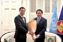 越南常驻联合国代表团团长邓黄江前来向老挝常驻联合国代表团庆祝老挝国庆49周年。（图片来源：越通社）