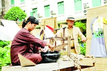 企业推介低碳服装。（南英 摄）