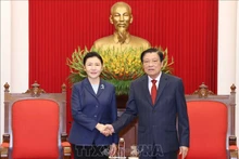 越共中央内政部部长潘廷镯会见中国司法部长贺荣。（图片来源：越通社）