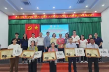 “基于生态旅游和运用充足经济哲学，促进沿海社区可持续发展”项目交接仪式。（图片来源：越通社）