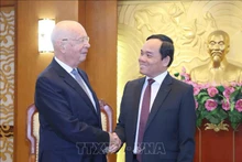 越共中央经济部部长陈流光会见世界经济论坛执行主席克劳斯·施瓦布教授。（图片来源：越通社）