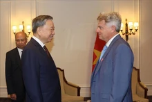 苏林总书记、国家主席会见法共全国书记法比安·鲁塞尔。（图片来源：越通社）