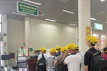 附图：外国人在芒街国际口岸办理入境手续。（图片来源：越通社）