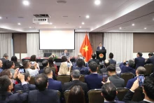 越南政府总理范明正会见越南驻澳大利亚大使馆工作人员和旅澳越侨代表。（图片来源：越通社）