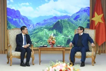 越南政府总理范明正会见老挝副总理沙伦塞·贡马西。