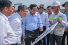 芹苴市领导日前组团视察设在该市永盛县的VSIP工业园区项目施工进度。（图片来源：越通社）