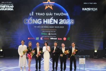 组委会向与2023年贡献奖并肩同行的企业和单位代表赠送鲜花。