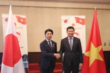 越南驻日本大使范光校和日本众议员Yoichiro Aoyagi一同出席新闻发布会。（图片来源：国际报）