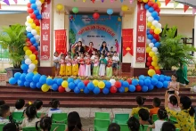 越南乳制品股份公司（ Vinamilk ）代表在新学年开学典礼上向高成幼儿园的学生赠送2.16万个Vinamilk ADM牛奶盒。