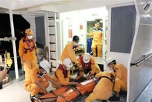 两名在海上发生劳动事故的外国货轮船员被送往芽庄接受治疗。