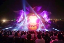 坚江省海洋之吻表演活动是颇具吸引力的旅游产品。