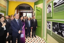 越共中央总书记、国家主席苏林和夫人参观越南青年革命同志会旧址。