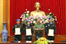 公安部部长苏林大将向在南苏丹执行维和任务的军官颁发国家主席的奖状。（图片来源：越通社）