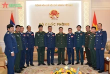 阮新疆上将与Khamlek Sengphachan少将及双方代表合影。（图片来源：人民军队报）