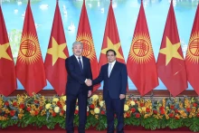 越南政府总理范明正主持仪式，欢迎吉尔吉斯共和国总理对越南进行正式访问。