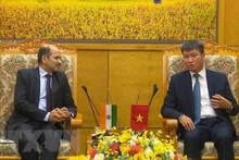 印度驻越南大使桑迪普·艾莉亚和安沛省人民委员会主席陈辉俊。（图片来源：越通社）