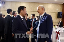 胡志明市人民委员会副主席武文欢和与会代表。