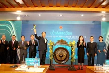 2023年证券交易所首个交易日开市敲锣仪式。