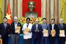 国家主席阮春福向世界和平理事会第22届大会参会代表赠送礼物。（图片来源：越通社）