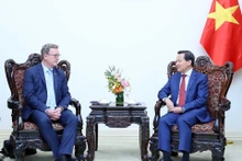 越南政府副总理黎明慨会见德国图林根州州长波多·拉梅洛。（图片来源：越通社）