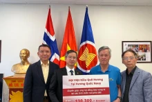 旅居挪威越侨社群为国内第三号台风受灾群众捐款移交仪式在越南驻挪威大使馆举行。（图片来源：越通社）