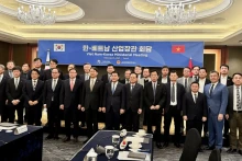 双方代表合影。