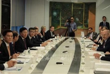 越南政府副总理范平明与美国商界举行座谈会。