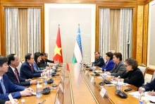 越南国会主席陈青敏同乌兹别克斯坦参议院主席坦齐拉·纳尔巴耶娃举行会谈。(图片来源:越通社)