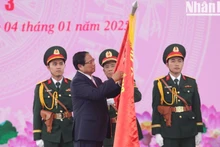 政府总理范明正向胡志明市武装力量“颁授人民武装力量英雄”称号。