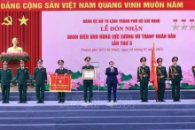 范明正总理出席胡志明市武装力量 “人民武装力量英雄”称号颁授仪式。（图片来源：越通社）